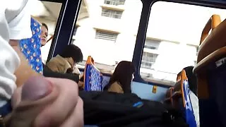 Éjaculation sur la bite et met son visage pour une porno vieille cochonne éjaculation sur son visage.