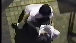 Des lesbiennes baisent dans le cul avec du vieille femme cochonne concombre.