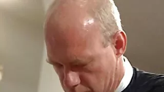 Il fait tourner sa base de base sur un coq comme une vieilles cochonnes françaises plume.