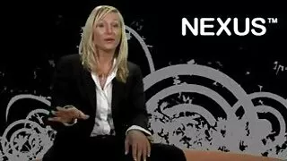 Timea Bella se vieille coquine fait baiser dans deux trous.