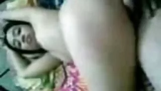 Une blonde mature écarte les jambes. vielles cochonne