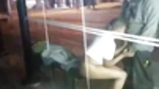 Nala Brooks caresse sa chatte vieille tante cochonne avec ses doigts dans la salle de bain.