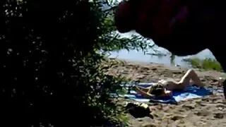 Blonde vieilles francaises cochonnes et brune partagent une bite l'une avec l'autre.