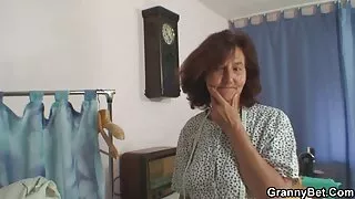 La blonde joue avec un vibromasseur pour vieille cochonne en chaleur se réconforter.