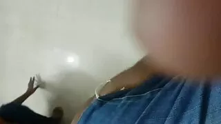 Une blonde maigre vieille grand mere cochonne avale un phallus.