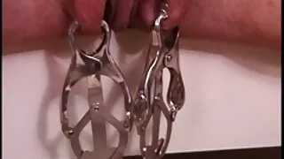 Ukrainka montre sa chatte et se vieille et cochonne masturbe.