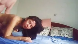 La bite vieille cochonne aux gros seins avec le coude entre dans le cul de Martina Smeraldi.