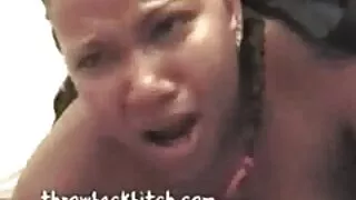 Coq développe un point pour un jeune modèle. vieille cochonne mature