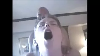 Il a amené une fille mature à deux vieille coquine bites noires de trous.