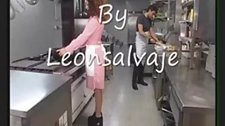 Vivian Azure se vieille mamie cochonne fait traiter de deux bites et de sperme.