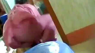 Natasha vieille et cochonne Star baise avec son patron dans la cuisine.
