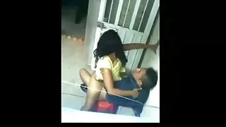 Une nana mature se vieille cochonne porno prend une bite dans la chatte.