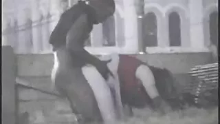 Grand-mère fait désespérément une pipe vieille black cochonne à un jeune homme.